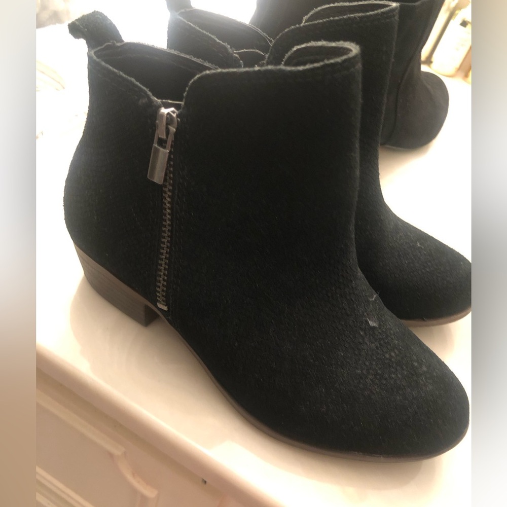 •like new•GB Girls Gianni Bini Girls black suede boots/booties
wooden heel